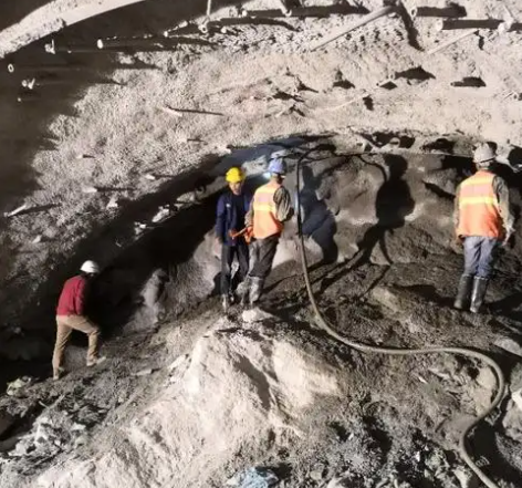 三元拱顶带模注浆料的施工流程及注意事项